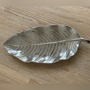 Vanity tray leaf